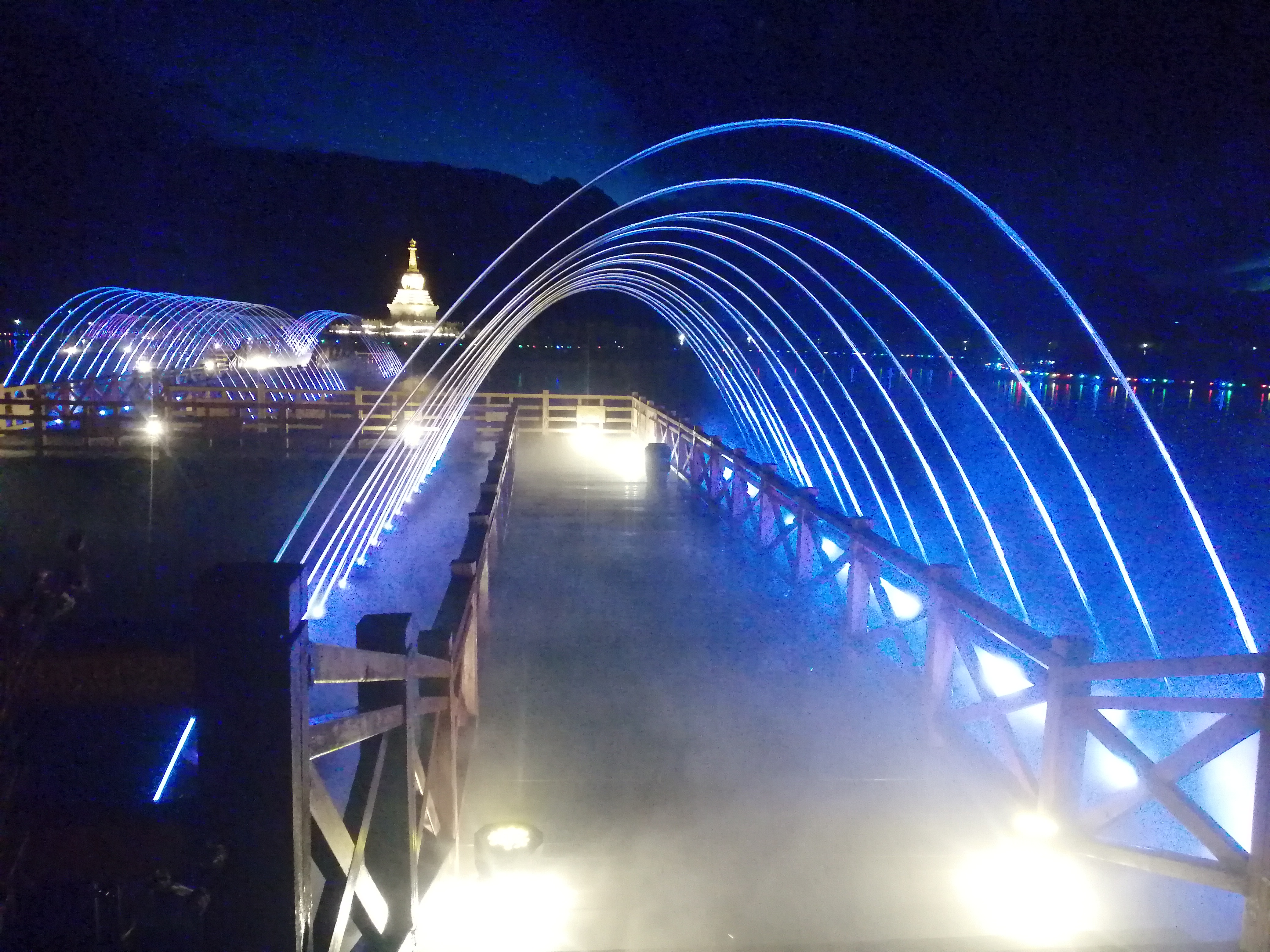 格薩爾王城橋上冷霧玻光泉實景